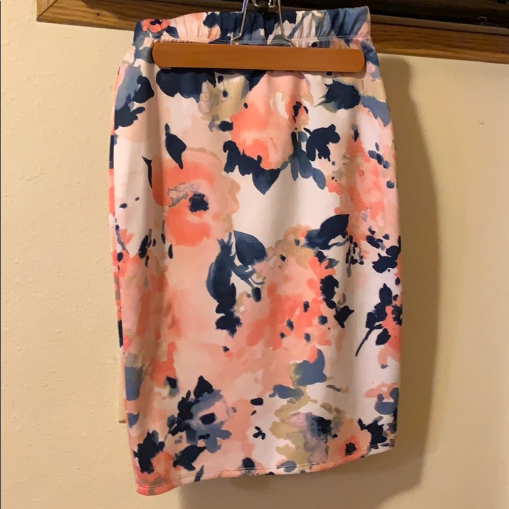 LARA size medium pencil skirt